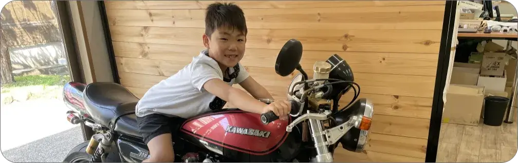 息子がバイクを乗っている様子