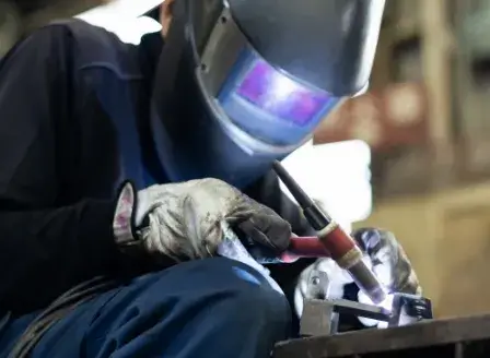 鉄工所で働いている様子