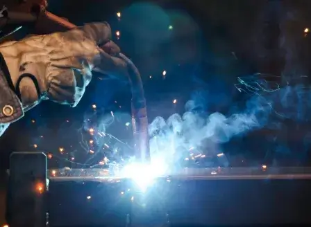 鉄工所で働いている様子