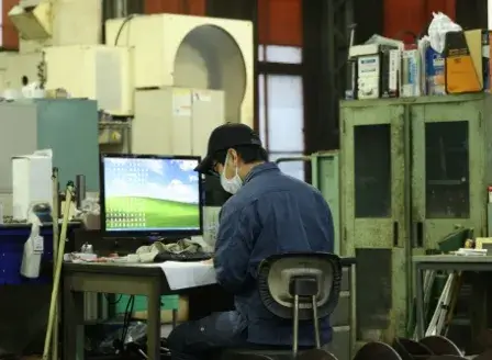 鉄工所で働いている様子