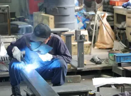 鉄工所で働いている様子