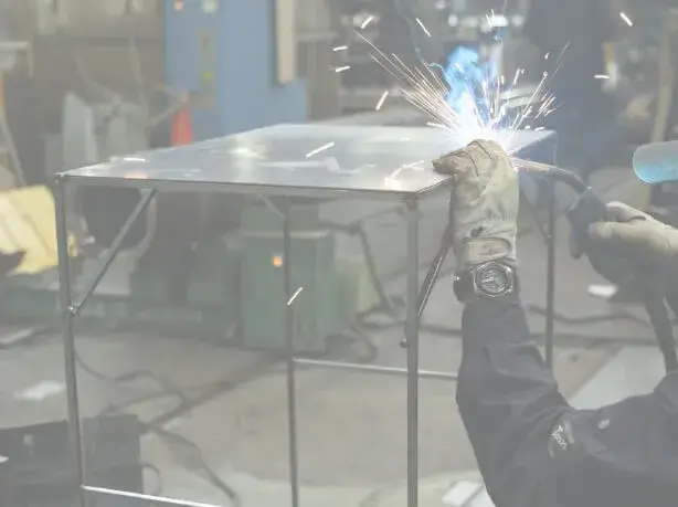 金属製品を製作している様子