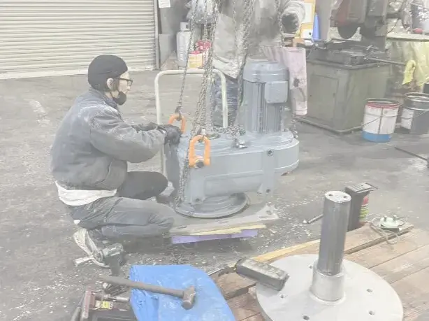 機械をメンテナンスしている様子