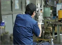 機械のメンテナンスをしている様子