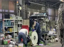 機械のメンテナンスをしている様子