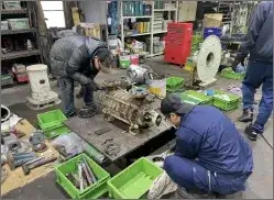 機械のメンテナンスをしている様子