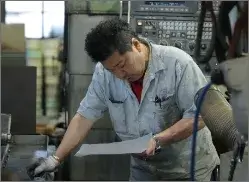 機械オペレーターをしている様子