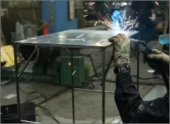 金物を製作している様子