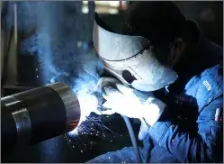 金物を製作している様子