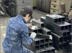 金物を製作している様子